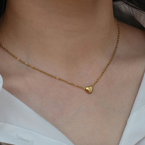 Colar Minimalista Pequeno "Love" com Inicial - Aço Inoxidável Banho de Ouro 18k