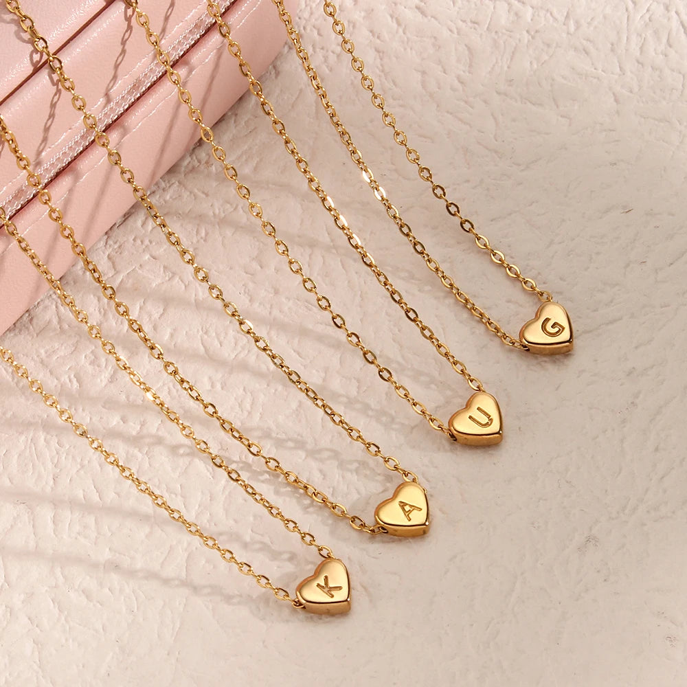 Colar Minimalista Pequeno "Love" com Inicial - Aço Inoxidável Banho de Ouro 18k