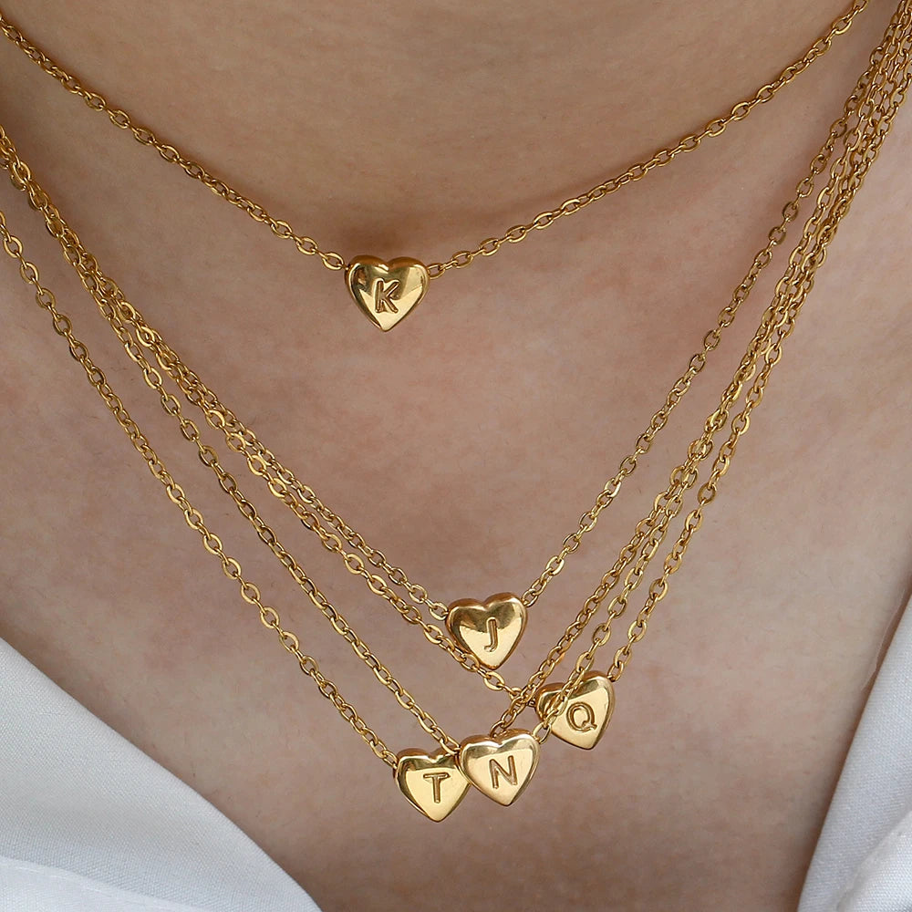 Colar Minimalista Pequeno "Love" com Inicial - Aço Inoxidável Banho de Ouro 18k